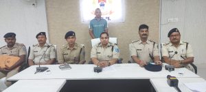 Read more about the article कुख्यात अपराधकर्मी एवं संगठित गिरोह के सरगना डब्लू सिंह उर्फ गौतम सिंह ने पलामू पुलिस के समक्ष किया आत्मसमर्पण