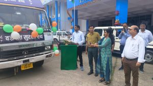Read more about the article वज्रपात से बचाव को लेकर डीसी ने हरी झंडी दिखाकर जागरुकता रथ को किया रवाना