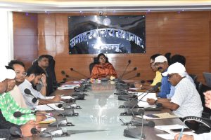 Read more about the article उपायुक्त ने जिले के सभी तकनीकी अभियंताओं संग बैठक कर संचालित विभिन्न योजनाओं के प्रगति की समीक्षा की