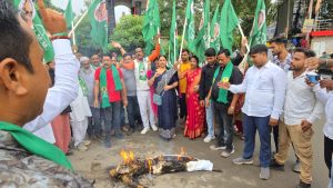 Read more about the article केंद्र सरकार द्वारा लाए गए विधायक का पलामू झामुमो ने किया कड़ा विरोध