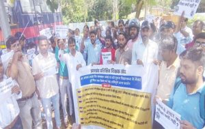 Read more about the article जेटेट परीक्षा में देरी को लेकर अभ्यर्थियों का फूटा गुस्सा, धरना प्रदर्शन किया