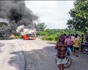 Read more about the article लातेहार जिले के चंदवा प्रखंड बॉर्डर पर ट्रक में भीषण आग, मची अफरा-तफरी