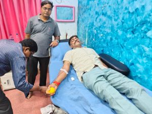 Read more about the article पलामू पुलिस की मानवता की मिसाल : बेटी की डिलीवरी केस के लिए कांस्टेबल विवेक ने किया ब्लड डोनेट