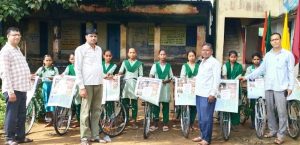Read more about the article स्कूली छात्र-छात्राओं के बीच किया गया साइकिल का वितरण