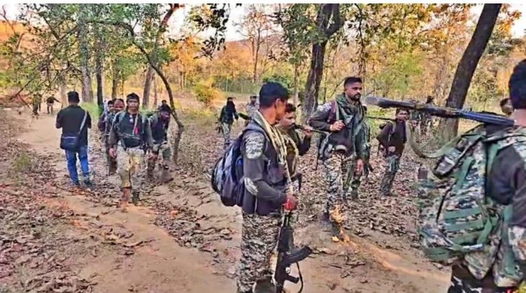 Read more about the article पुलिस और नक्सलियों के बीच मुठभेड़ में 5 लाख का इनामी नक्सली मुखदेव यादव ढेर