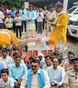 Read more about the article पलामू रेंज के डीआईजी नौशाद आलम के सरकारी आवास पर श्रद्धा और उल्लास के बीच श्री विश्वकर्मा पूजा संपन्न