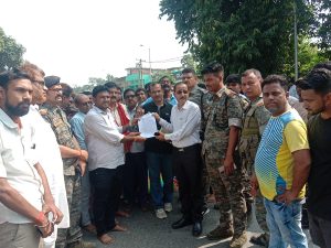 Read more about the article जर्जर सड़क के निर्माण को लेकर ग्रामीणों ने किया एनएच 98 जाम