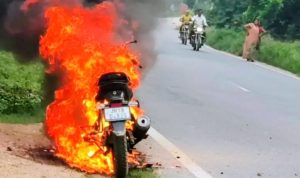Read more about the article चलती बाइक में अचानक लगी आग, चालक ने सूझबूझ से बचाई जान