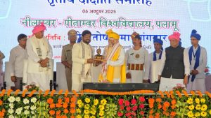 Read more about the article अविनाश देव ने भगवान बिरसा की मिट्टी की तस्वीर भेंट कर राज्यपाल का किया स्वागत