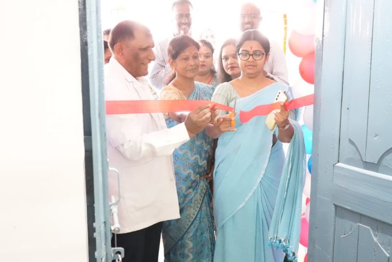 Read more about the article एमएमसीएच परिसर में डीसी ने पलाश दीदी कैफे का किया उद्घाटन