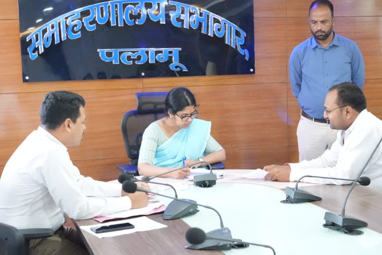 Read more about the article उपायुक्त कार्यालय में जनता दरबार का हुआ आयोजन