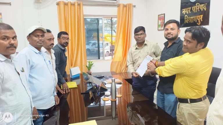 Read more about the article कार्यपालक पदाधिकारी से मिला प्रतिनिधिमंडल,सौंपा मांग पत्र
