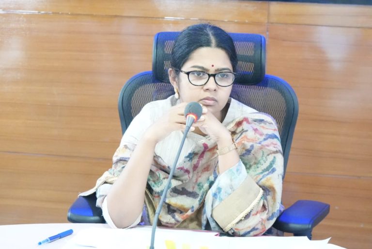 Read more about the article उपायुक्त ने जिले के सभी तकनीकी अभियंताओं संग बैठक कर संचालित विभिन्न योजनाओं के प्रगति की समीक्षा की