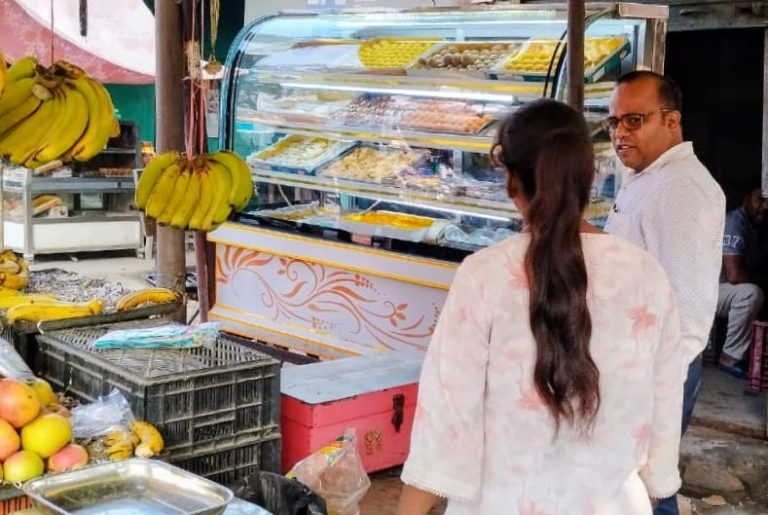 Read more about the article खाद्य सुरक्षा पदाधिकारी ने मिठाईयों का किया जांच