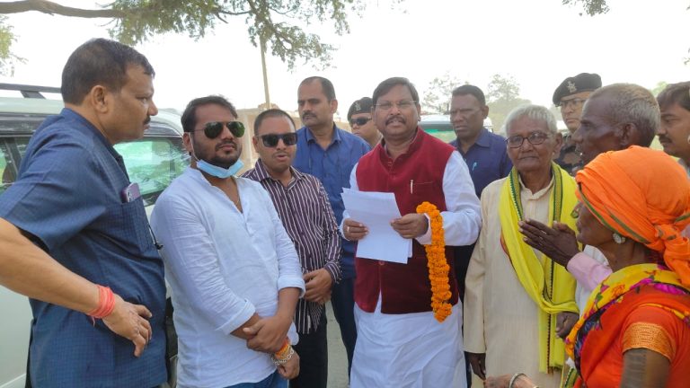 Read more about the article सतबरवा में पूर्व मुख्यमंत्री अर्जुन मुंडा का भव्य स्वागत, ग्रामीणों ने सौंपा मांग पत्र