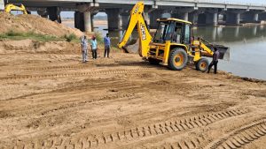 Read more about the article समाज सेवी ने अमानत नदी छठ घाट की कराई साफ-सफाई