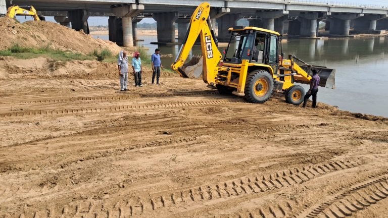 Read more about the article समाज सेवी ने अमानत नदी छठ घाट की कराई साफ-सफाई