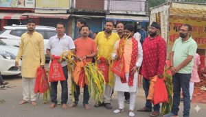 Read more about the article खुला मंच व्हाट्सएप ग्रुप द्वारा छठव्रतियों पर पुष्पवर्षा व फल वितरण