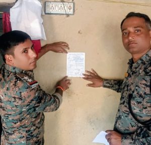 Read more about the article फरार आरोपी के घर पर पुलिस ने चिपकाया इस्तेहार