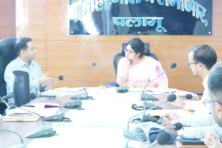 Read more about the article डीसी ने मेदिनीनगर नगर निगम,नगर पंचायत व नगर परिषद द्वारा किये जा रहे कार्यों की समीक्षा की