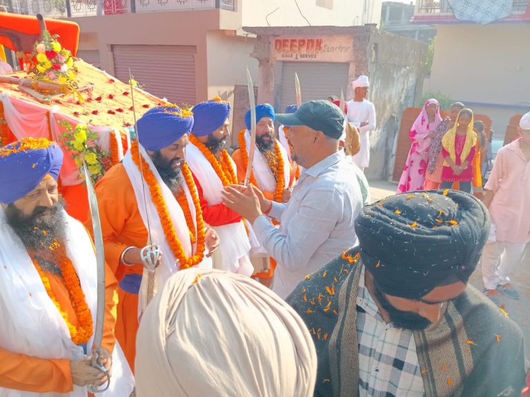 Read more about the article पुष्पवर्षा, पेयजल व नाश्ता वितरण से किया श्रद्धालुओं का सत्कार