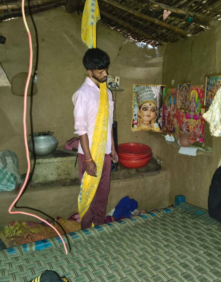 Read more about the article युवक ने पारिवारिक विवाद में फांसी लगाकर की आत्महत्या , विश्रामपुर पुलिस शव को पोस्टमार्टम करा परिजनों को सौंपा