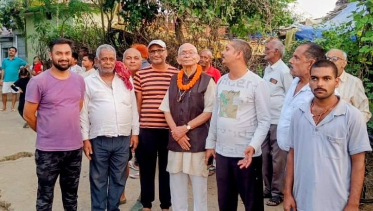 Read more about the article सांसद के पहल पर लगा नया ट्रांसफार्मर,ग्रामीणों में हर्ष