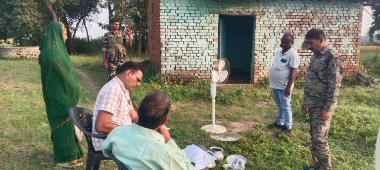 Read more about the article दस वर्षों से फरार चल रहे आरोपी के घर हुई कुर्की