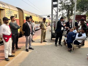 Read more about the article रेलवे न्यायिक दंडाधिकारी के नेतृत्व में चला टिकट जांच अभियान