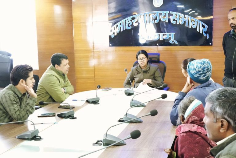 Read more about the article उपायुक्त कार्यालय में जनता दरबार का हुआ आयोजन