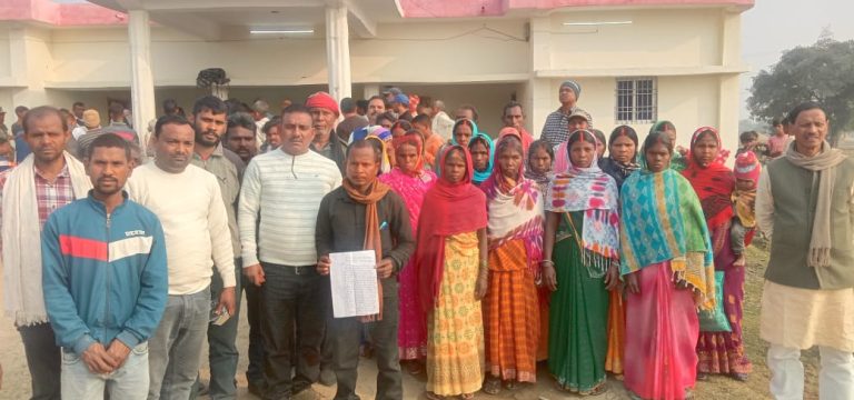 Read more about the article गांव में रास्ता काटे जाने से ग्रामीणों में आक्रोशस्कूल, श्मशान जाने का एकमात्र मार्ग बाधित, विधायक से की गई हस्तक्षेप की मांग
