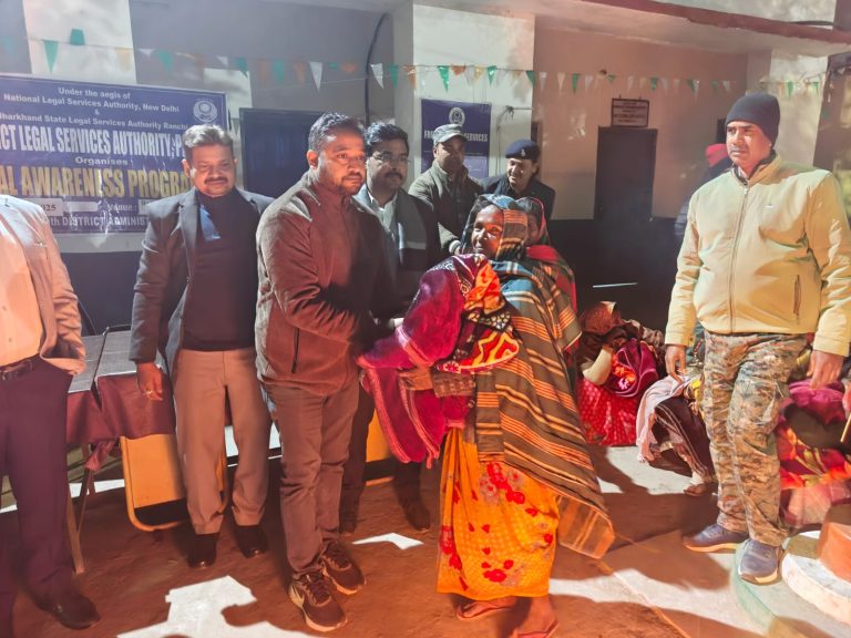 Read more about the article पीडीजे ने जरूरतमन्दो के बीच किया कंबल वितरण