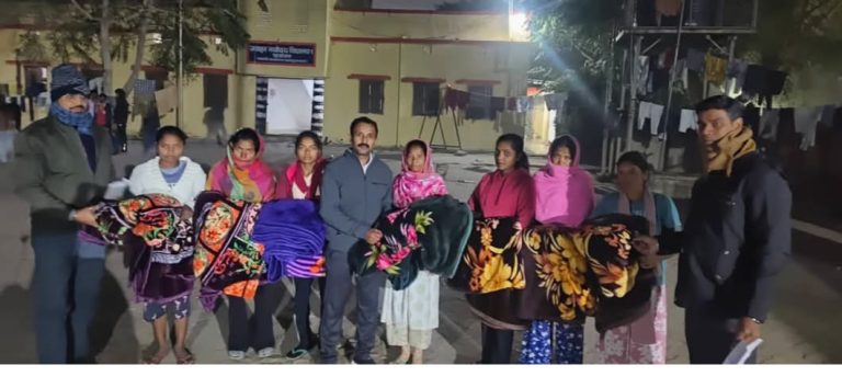 Read more about the article एससी महिला छात्रावास मे रह रही छात्राओं के बीच कंबल का किया गया वितरण