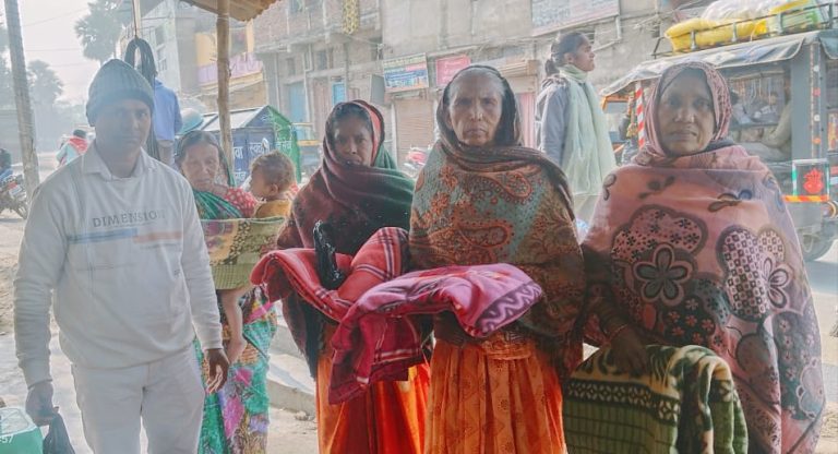 Read more about the article श्राद्ध कार्य के मौके पर समाजसेवी ने बांटे दर्जनों जरूरतमंदों के बीच कंबल