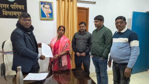 Read more about the article = निर्वतमान पार्षद ने कार्यपालक पदाधिकारी को दिया ज्ञापन