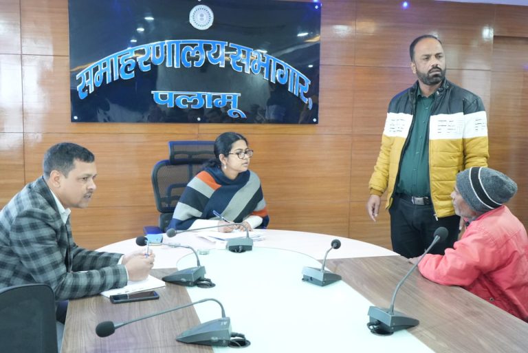 Read more about the article उपायुक्त कार्यालय में जनता दरबार का हुआ आयोजन