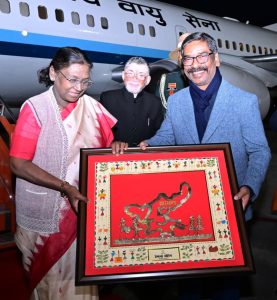 Read more about the article राष्ट्रपति द्रौपदी मुर्मू का रांची एयरपोर्ट पर भव्य स्वागत