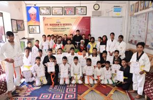 Read more about the article 20 बाल कराटेकारों को मिला बेल्ट व प्रमाण-पत्र, प्राचार्य ने किया सम्मानित