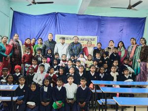 Read more about the article कॉसमॉस क्लब ने “वीर बाल दिवस” के अवसर पर स्कूल के गरीब बच्चे लड़के और लड़कियां को स्वेटर (ऊनी बनियाइन) निशुल्क वितरण किया।