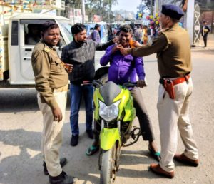 Read more about the article सड़क सुरक्षा माह:छःमुहांन पर बिना हेलमेट वाहन चलाने वालों को गेंदाफूल के माला पहनाकर पढ़ाया गया नियमों का पाठ