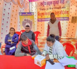 Read more about the article सड़क सुरक्षा माह:ड्राइवर-कंडक्टरों की आंखों की जांच,गढ़वा रोड के शाहपुर बस स्टैंड में निःशुल्क जांच शिविर का हुआ आयोजन