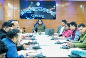 Read more about the article नगरपालिका चुनाव:डीसी ने संबंधित पदाधिकारियों संग चुनाव के तैयारियों को लेकर बैठक की
