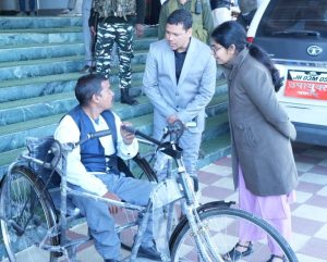 Read more about the article उपायुक्त ने जनता दरबार में सुनी लोगों की समस्याएँ