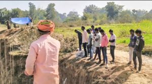 Read more about the article बरवाडीह के छेछानी बालू घाट से सतबरवा जोड़ने वाले पुल निर्माण में भारी अनियमितता, ग्रामीणों ने रोका काम