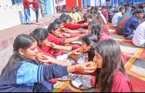 Read more about the article कोयल नदी में स्नान, दही-चूड़ा प्रसाद के साथ संत मरियम स्कूल में मकर संक्रांति उत्सव