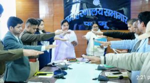 Read more about the article राष्ट्रीय मतदाता दिवस को ले डीसी-एसपी ने विभिन्न पदाधिकारियों को दिलायी मतदाता शपथ