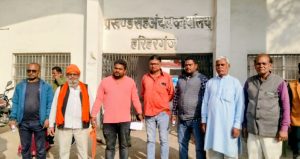 Read more about the article पर्चा दाखिल करने के दूसरे दिन भी नहीं हुआ नामांकन , मतदाता सूची उपलब्ध नहीं रहने से प्रत्याशियों में नाराजगी