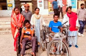 Read more about the article बरवाडीह बीडीओ रेशमा रेखा मिंज की सराहनीय पहल, दिव्यांगों को मिला व्हीलचेयर