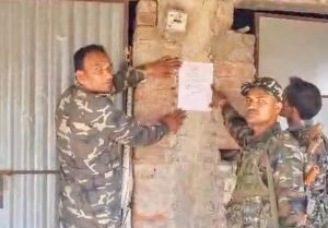 Read more about the article फरार अभियुक्त के घर पुलिस ने चिपकाया इश्तेहार