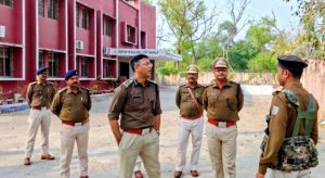 Read more about the article डीआईजी ने बंशीधर नगर में सुरक्षा व्यवस्था का लिया जायजा, थाना प्रभारियों के साथ की समीक्षा